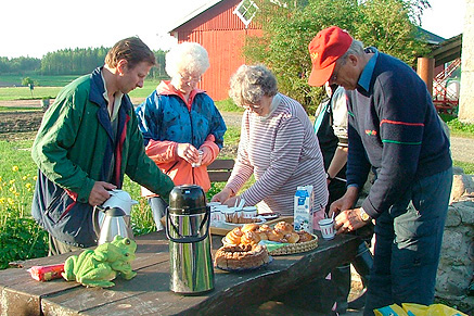 Kilpailun j�lkeen kahviteltiin Ruokosen pihassa